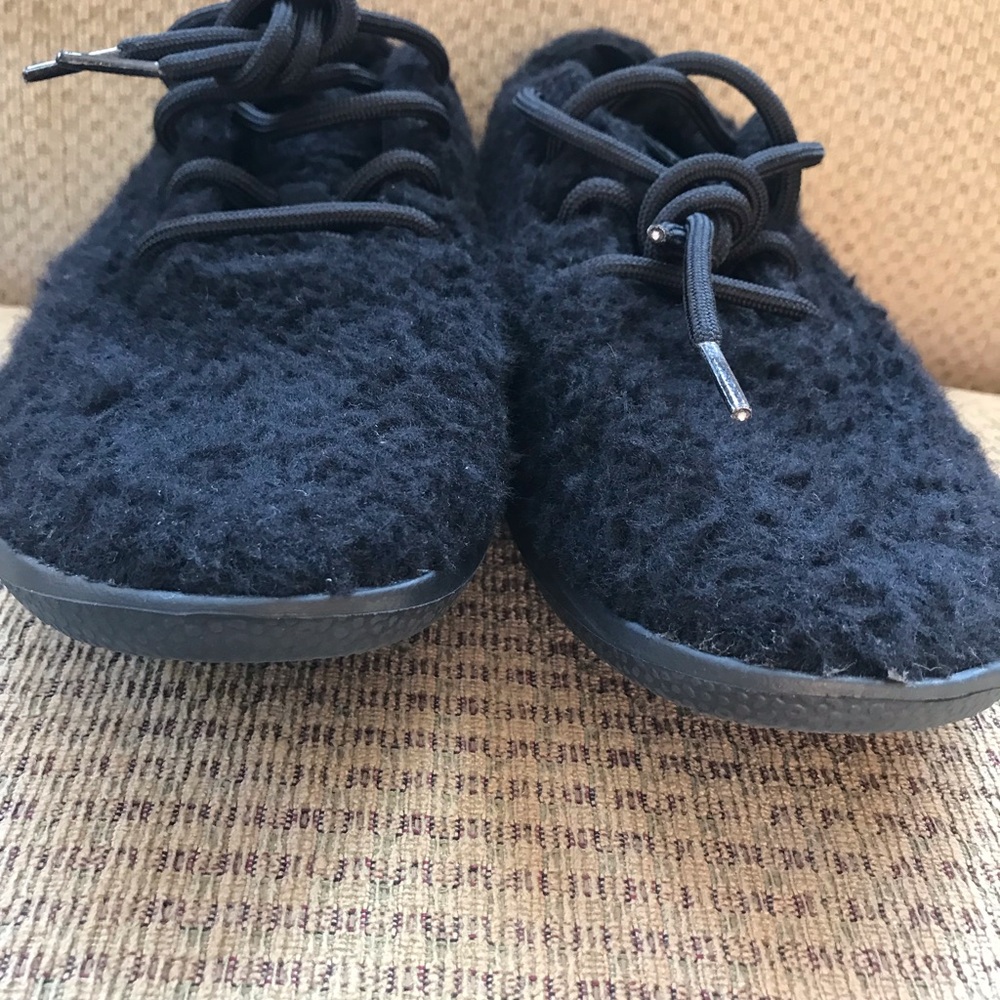 Women’s AllBirds Black Fluff Sherpa Runners Size 9 - Picture 3 of 9
